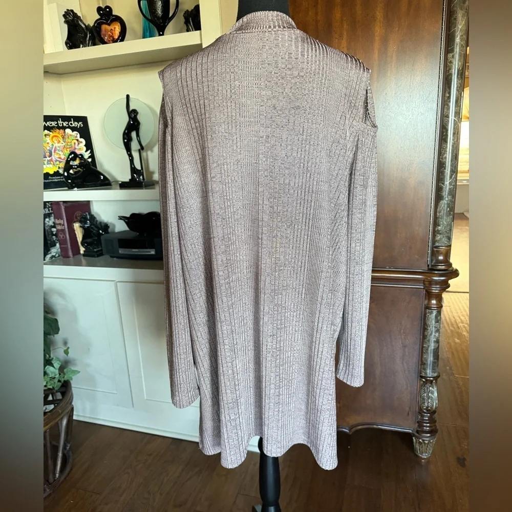 Signature Collection Cold Shoulder Top - Picture 4 of 10